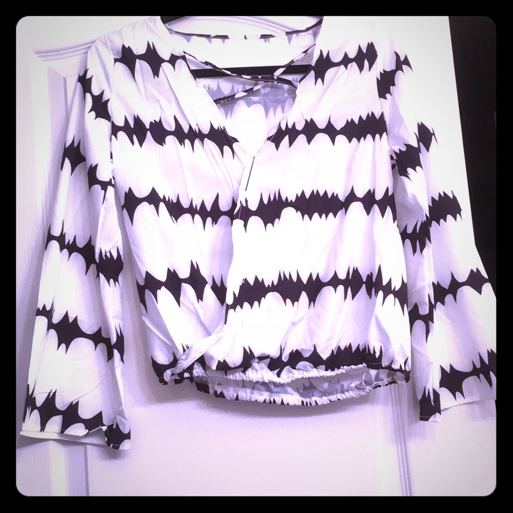 Crisscrossed neck line